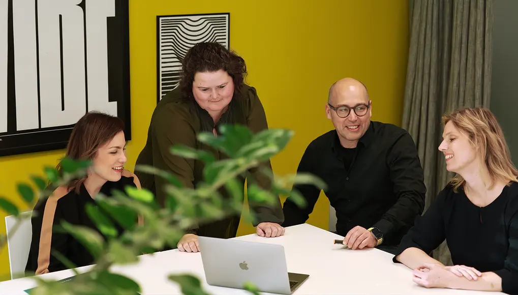 sina Team in einer Besprechung